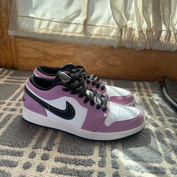 Jordan 1 Low SE ‘Violet Shock’